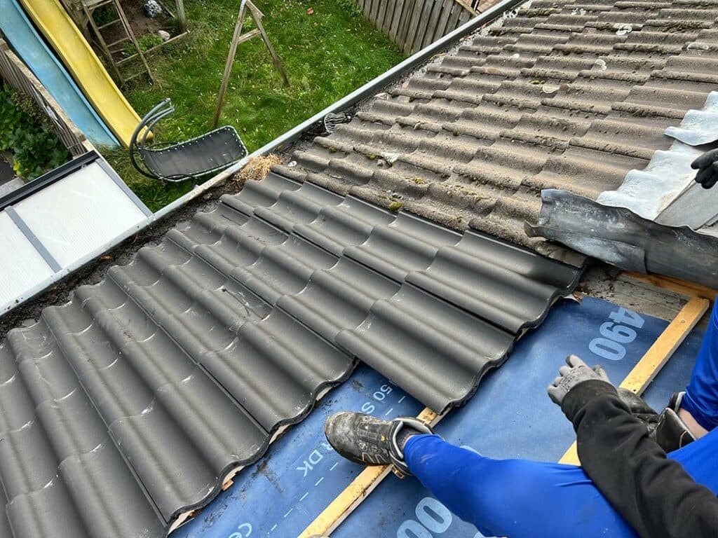 Pannendak waarbij dakwerk gefaseerd wordt uitgevoerd tijdens inspectie en onderhoud