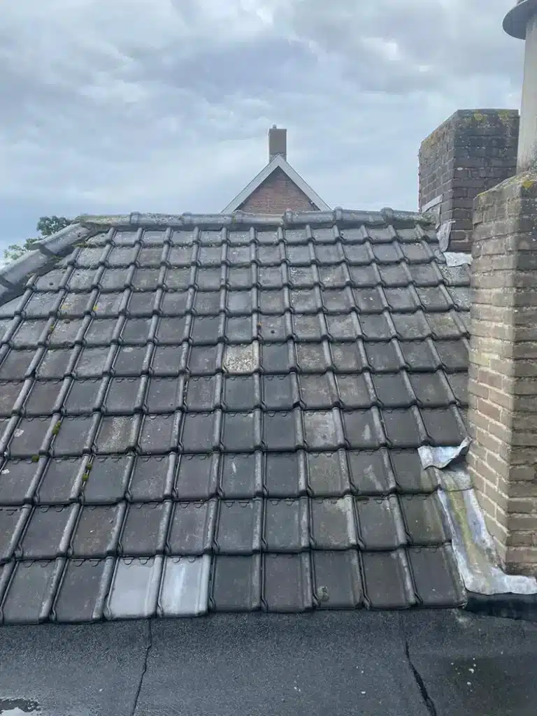 Verouderd pannendak met slijtage en schade door achterstallig dakonderhoud!