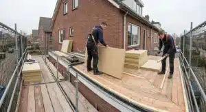 Doorsnede van een woning met drie daktypen en bijbehorende isolatielagen zichtbaar