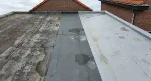 Drie verschillende dakbedekkingsmaterialen naast elkaar: verouderde bitumen, grijze EPDM en witte PVC op een plat dak.